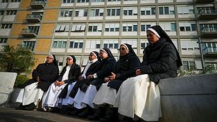 Im Gemelli-Krankenhaus von Rom, wo Nonnen beten, geht es Papst Franziskus nach Angaben des Vatikans etwas besser.