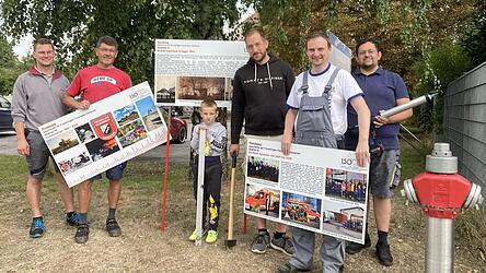 Mit vereinten Kräften stellten die Mitglieder des Festausschusses die neuen Rundwegtafeln im Ort auf.