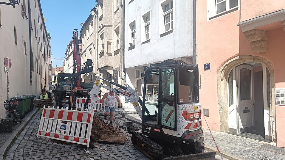 Die Rewag ist vor Ort und behebt den Schaden. Ein tiefes Loch bis zum Wasserrohr wurde für die Arbeiten ausgehoben. Die Rewag ist vor Ort und behebt den Schaden. Ein tiefes Loch bis zum Wasserrohr wurde für die Arbeiten ausgehoben.