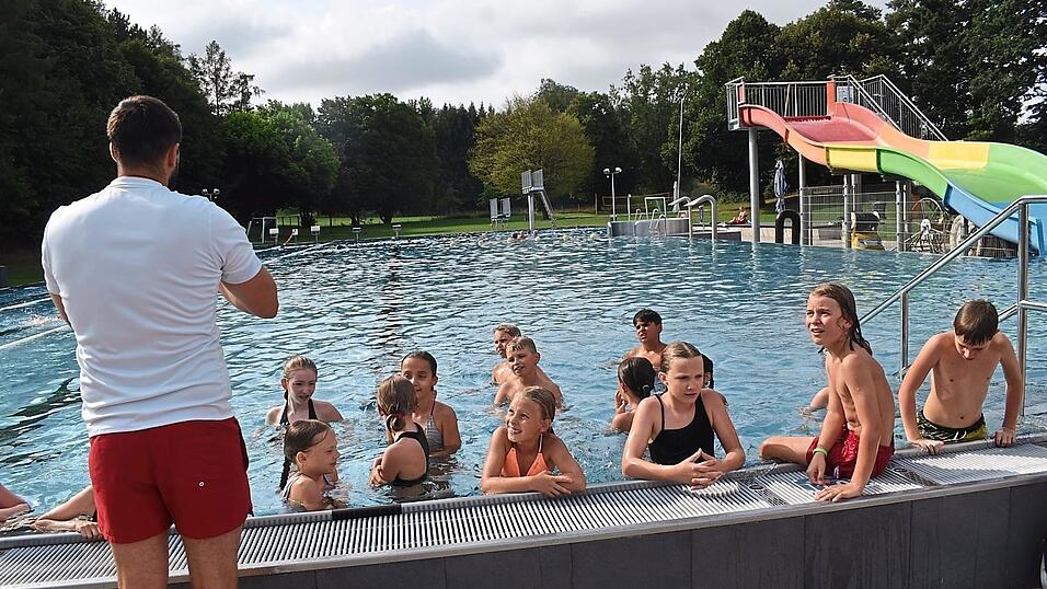 Sportlehrkraft Andreas Bartsch mit der Gruppe der fortgeschrittenen Schwimmer. Sportlehrkraft Andreas Bartsch mit der Gruppe der fortgeschrittenen Schwimmer.