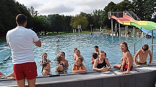 Sportlehrkraft Andreas Bartsch mit der Gruppe der fortgeschrittenen Schwimmer. Sportlehrkraft Andreas Bartsch mit der Gruppe der fortgeschrittenen Schwimmer.