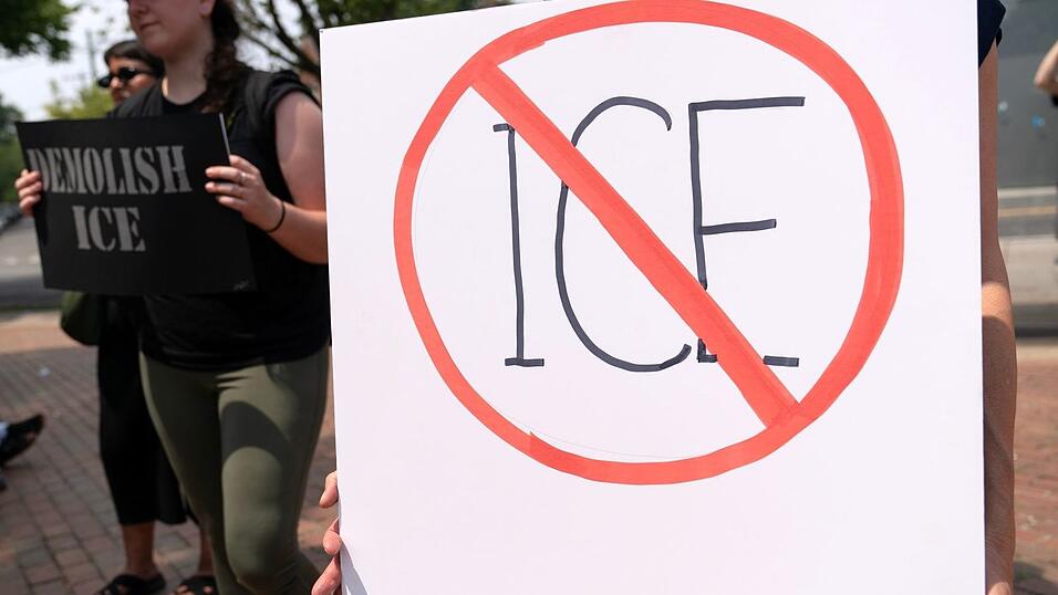 ICE wurde zum Symbol für berüchtigte Razzien gegen Migranten. (Archivbild) ICE wurde zum Symbol für berüchtigte Razzien gegen Migranten. (Archivbild)