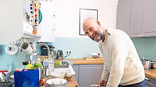 Nicolas ist ein geschiedener Vater aus Frankreich. Er darf im Rahmen des Programms 'Mein Papa kommt' kostenlos bei der fünfköpfigen Familie Halt übernachten, wenn er seine drei Kinder besuchen möchte.