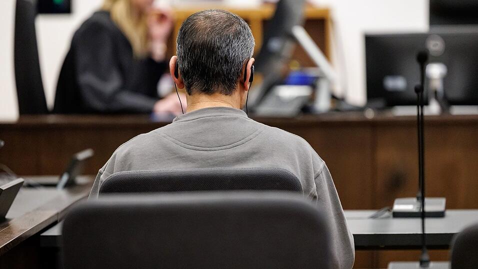 Der Angeklagte soll seinen Cousin mit einem Stich ins Herz get&ouml;tet haben.