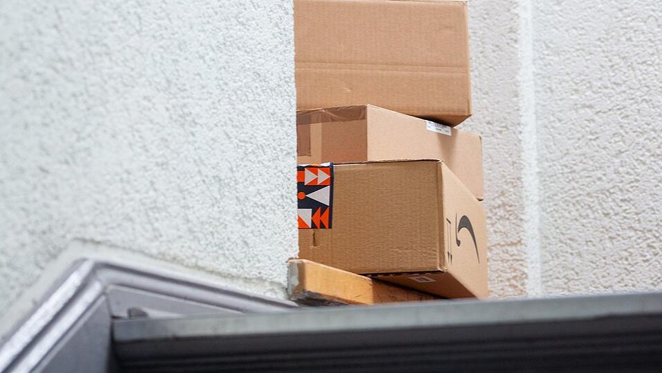 Alltagsszene in einem deutschen Treppenhaus: Unter den gelieferten Paketen ist auch eins von Amazon mit dabei. (Archivbild) Alltagsszene in einem deutschen Treppenhaus: Unter den gelieferten Paketen ist auch eins von Amazon mit dabei. (Archivbild)