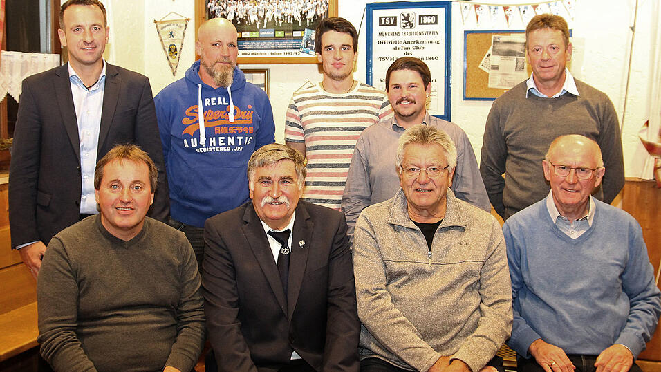 Der alte und neue Vorsitzende Anton Liebl (2. v. l. vorne) mit seiner Vorstandschaft.