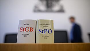 Eine Ausgabe des Strafgesetzbuchs und der Strafprozessordnung stehen in einem Gerichtssaal. Eine Ausgabe des Strafgesetzbuchs und der Strafprozessordnung stehen in einem Gerichtssaal.