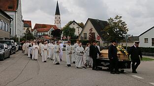 Ein langer Trauerzug führte nach dem Gottesdienst von der Pfarrkirche zum Friedhof.