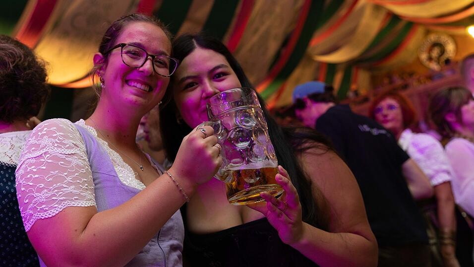 Als die Kapelle Josef Menzl am Montag, 10. August, im Festzelt Weckmann aufspielte, war die Stimmung ausgelassen. Als die Kapelle Josef Menzl am Montag, 10. August, im Festzelt Weckmann aufspielte, war die Stimmung ausgelassen.