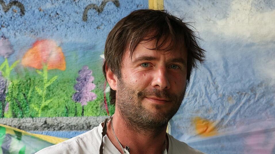 K&uuml;nstler Philipp H&ouml;rster: 'Die Kids haben fast alle zum ersten Mal gesprayt. Das Ergebnis ist einfach nur super! Ich bin begeistert von der Wand.'