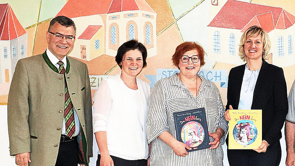 Staatsminister Florian Herrmann, Elternbeiratsvorsitzende Katharina Kreitmair, Kindergartenleiterin Anne Rottengruber und MdL Petra H&ouml;gl (v.l.).