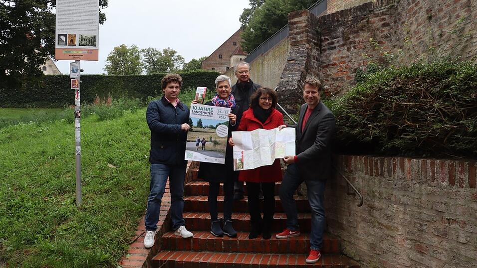 Die Programmvorstellung fand vor der Schautafel 39 bei der Burg Trausnitz statt. Die Programmvorstellung fand vor der Schautafel 39 bei der Burg Trausnitz statt.