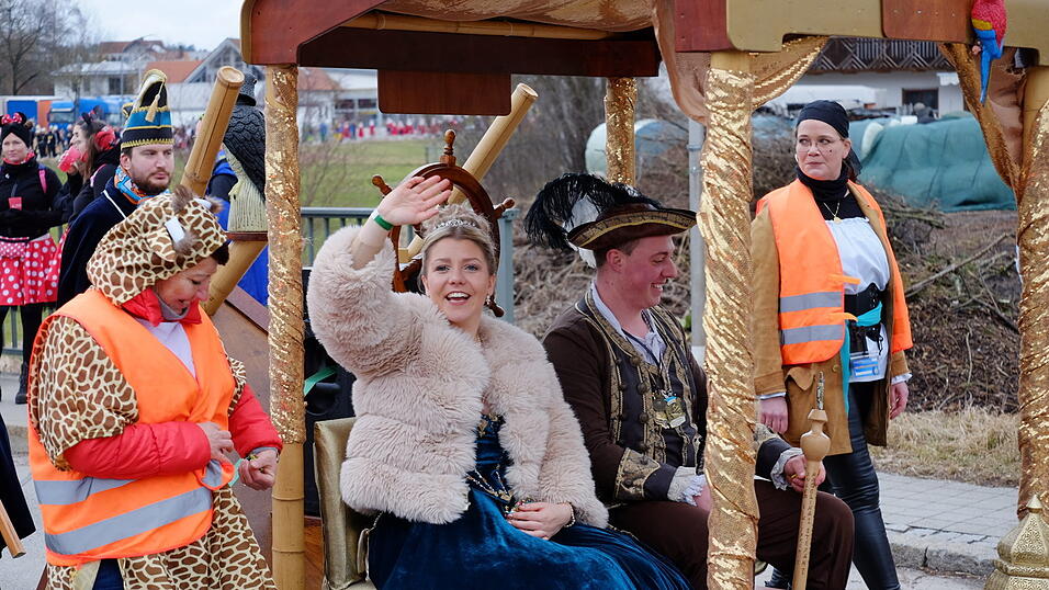 Beste Stimmung herrschte beim Rosenmontagszug in Geisenhausen.
