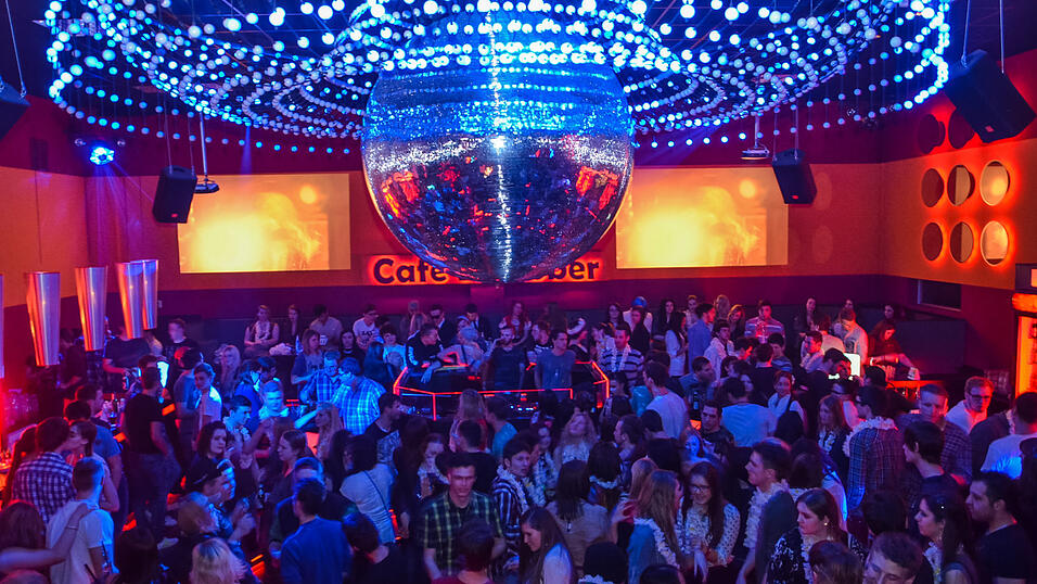 Tanzen, ratschen, feiern unter der zwei Meter großen Discokugel: Das kann man noch einmal bei der Revival-Party des Café Zinnober am Freitag. (Archivfoto) Tanzen, ratschen, feiern unter der zwei Meter großen Discokugel: Das kann man noch einmal bei der Revival-Party des Café Zinnober am Freitag. (Archivfoto)