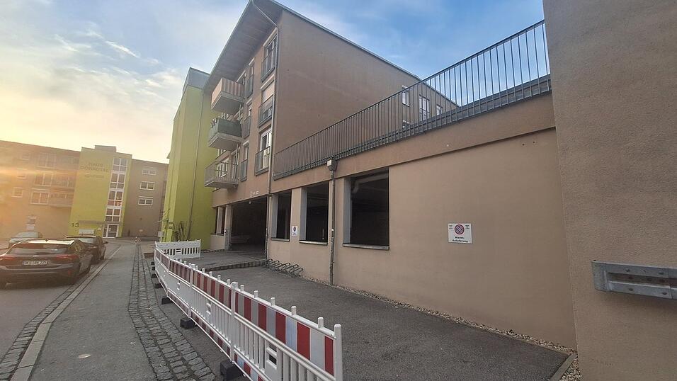 Dort, wo einst der Rewe - ein f&uuml;r die Innenstadt wichtiger Nahversorger - war, bleibt es laut