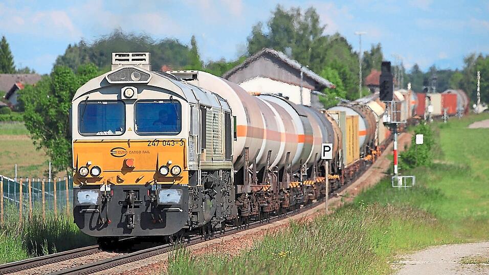 Wenn G&uuml;terz&uuml;ge vorbeifahren, wackeln in Trudering die Gl&auml;ser in den Schr&auml;nken. In Zukunft sollen noch mehr Z&uuml;ge fahren - und doch k&ouml;nnte es f&uuml;r die Anwohner besser werden.