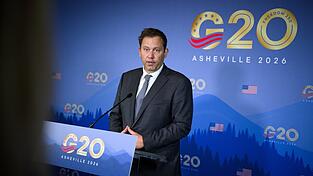 Die USA haben die diesjährige Präsidentschaft der G 20 inne. Der US-Finanzminister wollte die New York Times dieses Jahr nicht dabeihaben. Klingbeil entscheidet sich dafür, einen ihrer Deutschland-Korrespondenten in seiner Delegation mitzunehmen. Die USA haben die diesjährige Präsidentschaft der G 20 inne. Der US-Finanzminister wollte die New York Times dieses Jahr nicht dabeihaben. Klingbeil entscheidet sich dafür, einen ihrer Deutschland-Korrespondenten in seiner Delegation mitzunehmen.