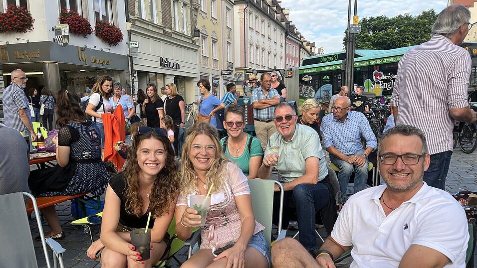 Mit Brotzeit, Getr&auml;nken und z&uuml;nftiger Musi l&auml;uteten die Straubingerinnen und Straubinger voller Vorfreude ihre 'F&uuml;nfte Jahreszeit' ein.