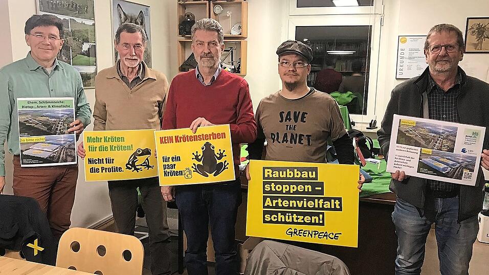Raimund Schoberer (von links, BN), Ernst Seidemann (LBV), Albrecht Muscholl-Silberhorn (BN), Frank Gesche (Greenpeace) und Frank Knefeli (Naturfreunde Regensburg) haben ein gemeinsames Ziel: Sie wollen die weitere Bebauung der ehemaligen Schlämmteiche verhindern.