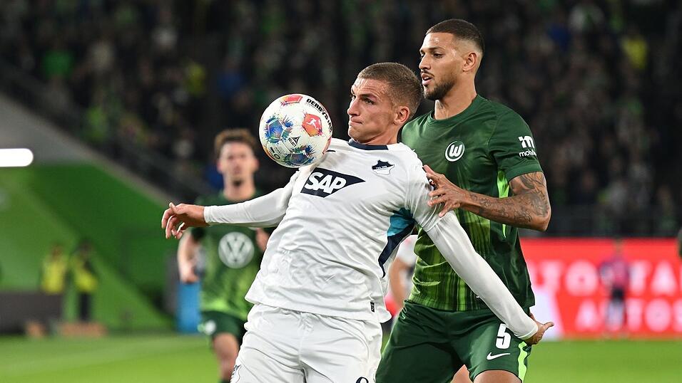 Im Zweikampf: Hoffenheims Grischa Prömel (l) und Vinicius Souza vom VfL Wolfsburg.
