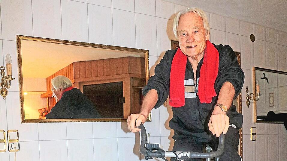 Noch 1.169 Kilometer, dann sind die 80.000 voll; auch mit 80 Jahren trainiert Josef Brückl täglich auf seinem Fahrrad - außer samstags, denn da ist sein Saunatag. Noch 1.169 Kilometer, dann sind die 80.000 voll; auch mit 80 Jahren trainiert Josef Brückl täglich auf seinem Fahrrad - außer samstags, denn da ist sein Saunatag.