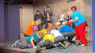 Immer mit vollem Einsatz dabei: das Ensemble des Theater Konrad, dessen Mitglieder in zig Rollen schl&uuml;pften.