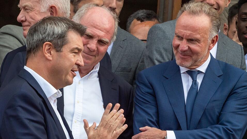 Karl-Heinz Rummenigge (r) wird von Ministerpräsident Markus Söder (l) geehrt.