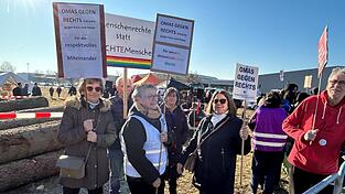 Auch &bdquo;Omas gegen Rechts&ldquo; hatten sich 2025 den Gegenprotesten angeschlossen.
