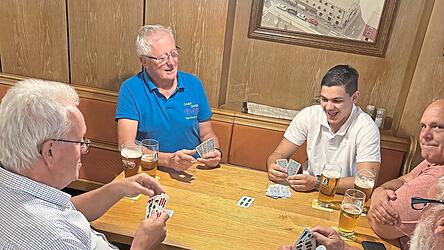 Der Schafkopfabend der Viechtacher CSU im Gasthaus „Zum Iglhaut“ bietet die Gelegenheit, das Spiel von Grund auf zu lernen oder die eigenen Kenntnisse aufzufrischen. Der Schafkopfabend der Viechtacher CSU im Gasthaus „Zum Iglhaut“ bietet die Gelegenheit, das Spiel von Grund auf zu lernen oder die eigenen Kenntnisse aufzufrischen.