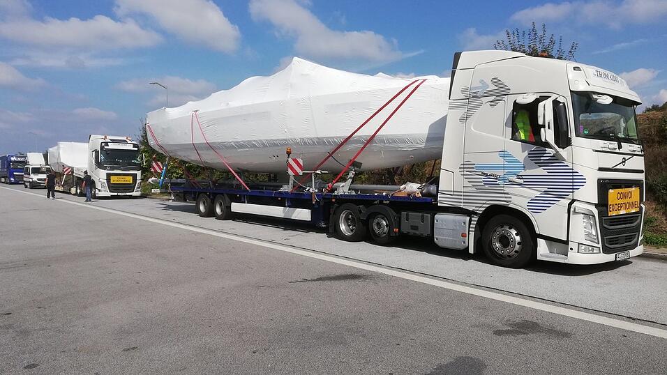 Ein etwas ungewohntes Bild direkt an der Autobahn A3 bei Hengersberg. Dort standen zwei Segelyachten, bei deren Transport es einige Ungereimtheiten gab. Ein etwas ungewohntes Bild direkt an der Autobahn A3 bei Hengersberg. Dort standen zwei Segelyachten, bei deren Transport es einige Ungereimtheiten gab.