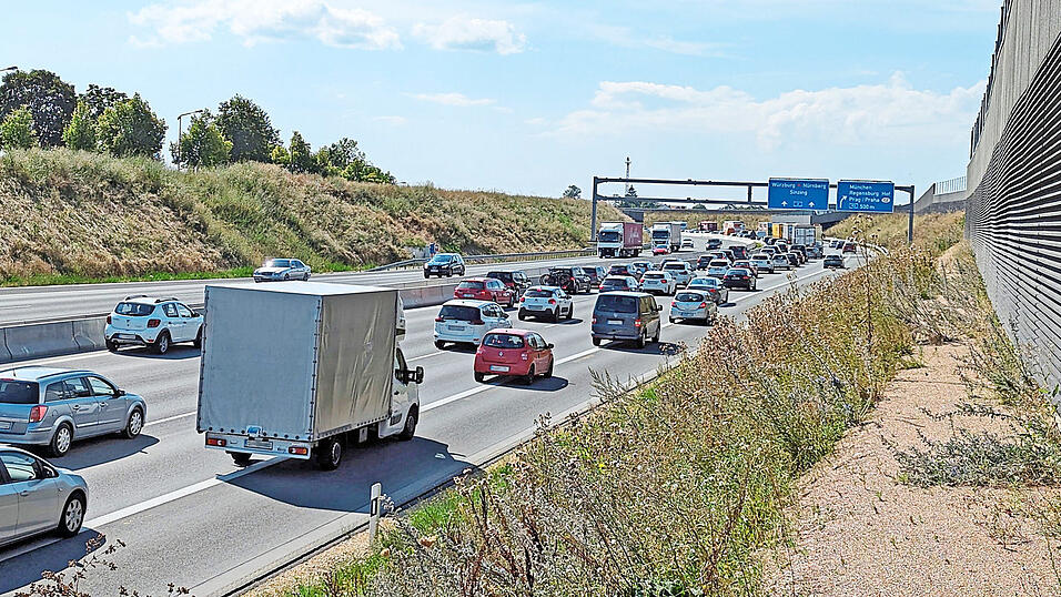 Mit dem Ersatz des provisorischen Fahrbahnbelags durch offenporigen Fl&uuml;sterasphalt an vier Wochenenden in September und Oktober bekommt die sechsspurige A3 auch in Regensburg ihren letzten Schliff. Seit 2018 wurde zwischen dem Autobahnkreuz und Rosenhof gearbeitet.