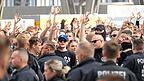 Beim CSD in Bautzen marschierten Hunderte Rechtsextreme auf (hier zeigen sie das rassistische 'White Power'-Zeichen). Die Organisatoren des Landshuter CSD bereiten sich nach Ankündigung einer Gegendemo auf alle möglichen Szenarien vor. Beim CSD in Bautzen marschierten Hunderte Rechtsextreme auf (hier zeigen sie das rassistische 'White Power'-Zeichen). Die Organisatoren des Landshuter CSD bereiten sich nach Ankündigung einer Gegendemo auf alle möglichen Szenarien vor.