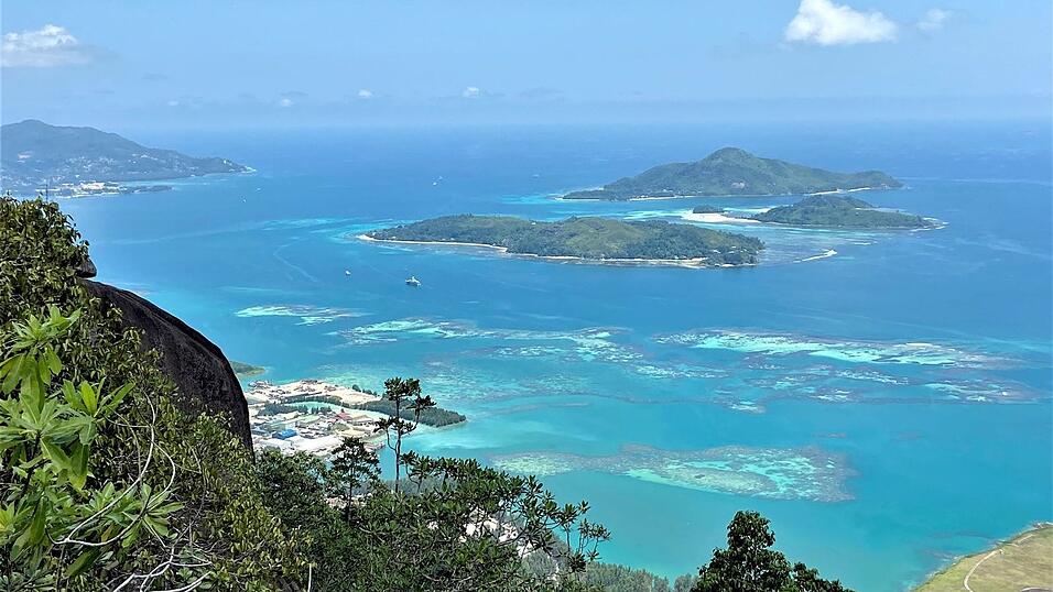 Die Seychellen sind bei Urlaubern für ihre weißen Sandstrände und Korallenriffe beliebt. (Archivbild) Die Seychellen sind bei Urlaubern für ihre weißen Sandstrände und Korallenriffe beliebt. (Archivbild)