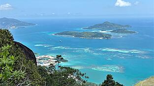 Die Seychellen sind bei Urlaubern für ihre weißen Sandstrände und Korallenriffe beliebt. (Archivbild) Die Seychellen sind bei Urlaubern für ihre weißen Sandstrände und Korallenriffe beliebt. (Archivbild)