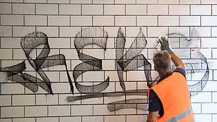Die Deutsche Bahn setzt seit einigen Wochen mobile Handwerkerteams ein, die sich auch um die Beseitigung von Graffiti in Bahnhöfen kümmern sollen. (Archivbild) Die Deutsche Bahn setzt seit einigen Wochen mobile Handwerkerteams ein, die sich auch um die Beseitigung von Graffiti in Bahnhöfen kümmern sollen. (Archivbild)