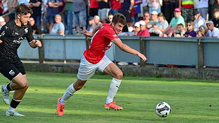 Der starke Einsatz von Fritz Amberger (in Rot) bei der Balleroberung vor dem 1:0, das Konstantin Landstorfer erzielte, ebnete dem ASV Cham den Weg zum 1:0-Sieg beim TSV Großbardorf. Der starke Einsatz von Fritz Amberger (in Rot) bei der Balleroberung vor dem 1:0, das Konstantin Landstorfer erzielte, ebnete dem ASV Cham den Weg zum 1:0-Sieg beim TSV Großbardorf.