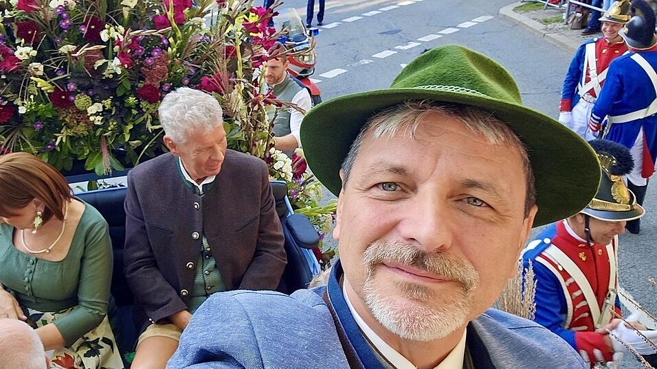 Ein Selfie unter Kollegen: Furths Bürgermeister Sandro Bauer und Münchens OB Dieter Reiter mit dessen Gattin Petra während des Festzuges. Ein Selfie unter Kollegen: Furths Bürgermeister Sandro Bauer und Münchens OB Dieter Reiter mit dessen Gattin Petra während des Festzuges.