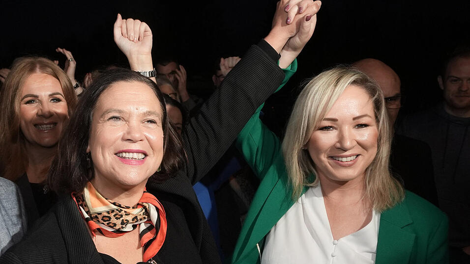 Sinn-Fein-Vorsitzende Mary Lou McDonald (l.) und ihre Stellvertreterin Michelle O'Neill sind die Verlierer der Wahl.