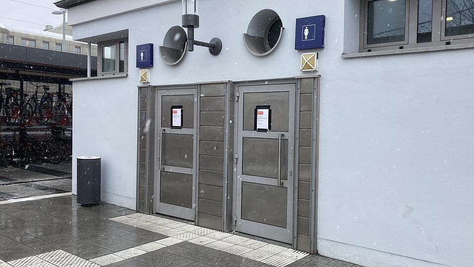 Beide Toiletten am Bahnhof sind derzeit abgesperrt.