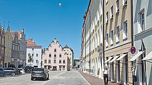 Bei Hitzewellen bleibt die Kundschaft aus, so die Innenstadthändler. Dieses Bild zeigt die untere Neustadt mit verwaisten Parkplätzen an einem heißen Freitagnachmittag. Bei Hitzewellen bleibt die Kundschaft aus, so die Innenstadthändler. Dieses Bild zeigt die untere Neustadt mit verwaisten Parkplätzen an einem heißen Freitagnachmittag.