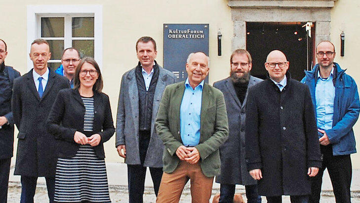 Bürgermeisterin Andrea Probst (Siebte von links) und MdB Alois Rainer (Dritter von links) haben den ersten Bogener Bahngipfel in die Wege geleitet, der am Freitag in hochkarätiger Besetzung im Kulturforum in Oberalteich über die Bühne ging. Bürgermeisterin Andrea Probst (Siebte von links) und MdB Alois Rainer (Dritter von links) haben den ersten Bogener Bahngipfel in die Wege geleitet, der am Freitag in hochkarätiger Besetzung im Kulturforum in Oberalteich über die Bühne ging.