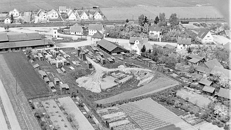 Das Luftbild aus dem Jahr 1958 zeigt das Gelände der Firma Maier (Sägewerk) in Laberweinting. Das Luftbild aus dem Jahr 1958 zeigt das Gelände der Firma Maier (Sägewerk) in Laberweinting.