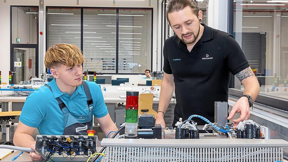 In der neuen Ausbildungswerkstatt lernen die Auszubildenden an modernen technischen Anlagen alle Grundlagen ihres Berufs. Hier im Bild: Tobias Grathwohl (links), Auszubildender zum Mechatroniker, und Ausbilder Michael Hartl.