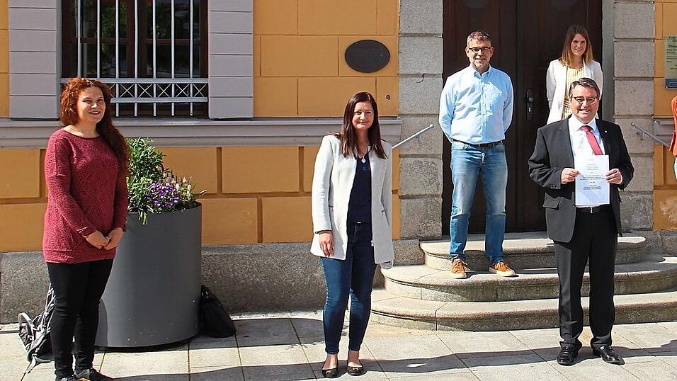 Freuen sich auf die Zusammenarbeit: (v.r.) Bürgermeisterin Liane Sedlmeier, Martin Steinkirchner, Caroline Weber, Lena Gehringer, hinten (v.r.) Martina Brandl, Verena Viertlböck und Bernhard Thaller. Freuen sich auf die Zusammenarbeit: (v.r.) Bürgermeisterin Liane Sedlmeier, Martin Steinkirchner, Caroline Weber, Lena Gehringer, hinten (v.r.) Martina Brandl, Verena Viertlböck und Bernhard Thaller.