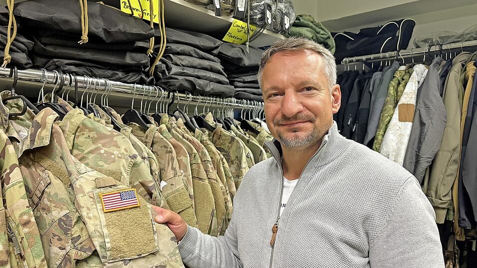 Timo Schön verkauft Militärkleidung in Grafenwöhr.