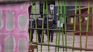 Justizbeamte stehen im Innenhof des Amtsgerichts Bielefeld. Dort in der Nähe fielen am Mittwoch Schüsse. (Archivbild)