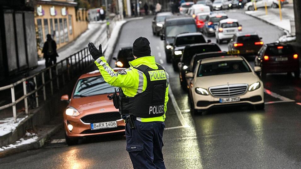 Die Polizei regelt den Verkehr an einer Kreuzung am S-Bahnhof Zehlendorf. Die Polizei regelt den Verkehr an einer Kreuzung am S-Bahnhof Zehlendorf.