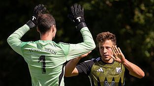 Der FC-DJK Simbach um Torhüter Andreas Aigner (l.) strebt gegen den TSV Oberschneiding einen Dreier an. Der FC-DJK Simbach um Torhüter Andreas Aigner (l.) strebt gegen den TSV Oberschneiding einen Dreier an.