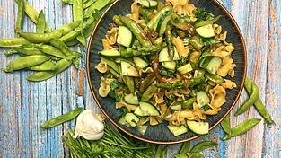 Pasta Primavera stammt ursprünglich aus New York. Dieses Rezept kombiniert den Klassiker mit saisonalen Zutaten.