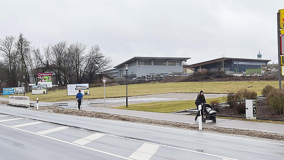 Abbiegespur und Zufahrt von der B 301 sind bereits gebaut: am n&ouml;rdlichen Ortseingang von Mainburg wird auf dem freien Grundst&uuml;ck der Weg freitgemacht f&uuml;r die Ansiedlung eines Edeka-Marktes.